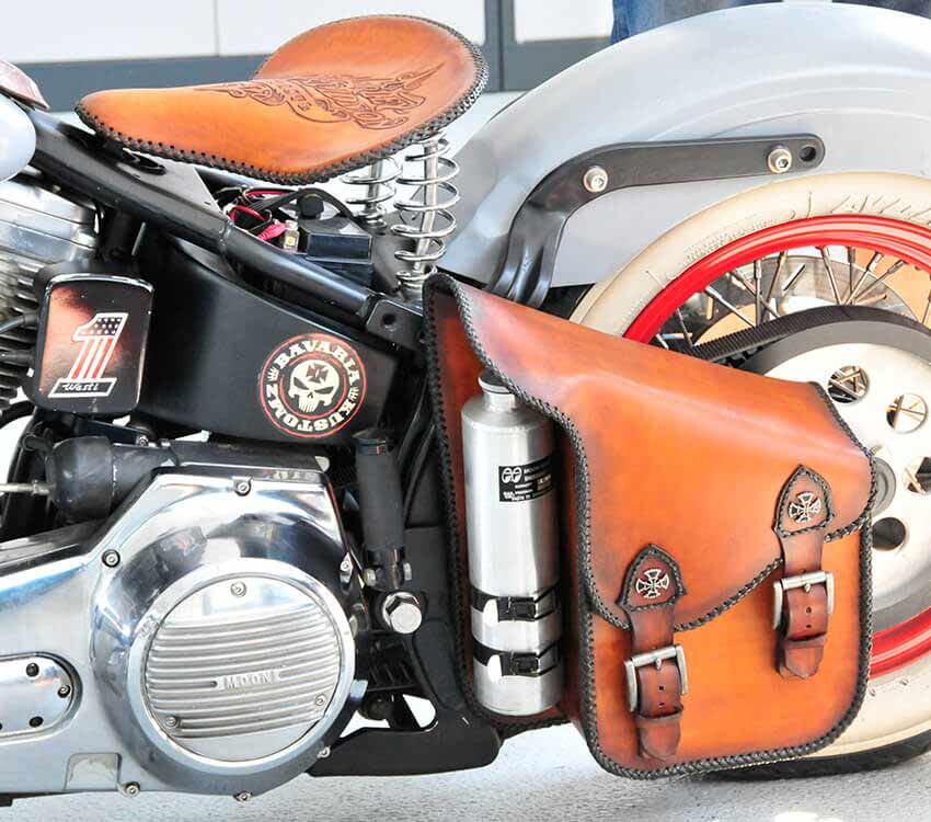 autosattlerei-freier-motorradsaettel-motorradsitzbaenke-und-satteltaschen