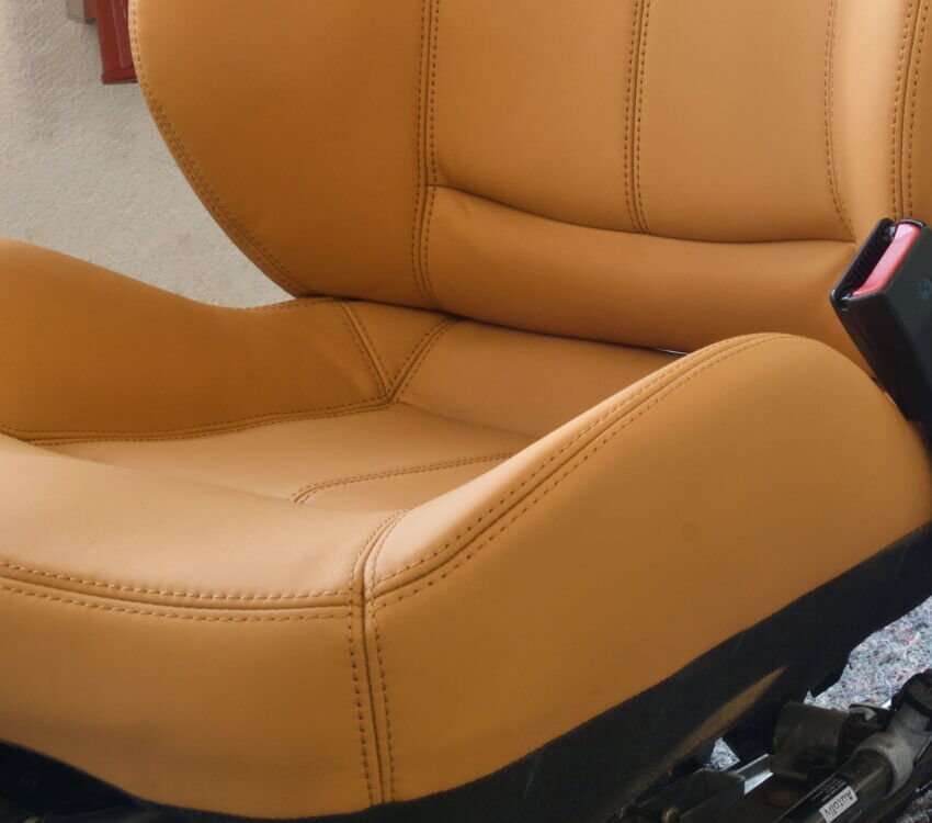 In der Autosattlerei Freier werden ausschließlich pflanzlich gegerbte Leder (Vegetabilgerbung) für den Bezug von Autositzen verwendet.