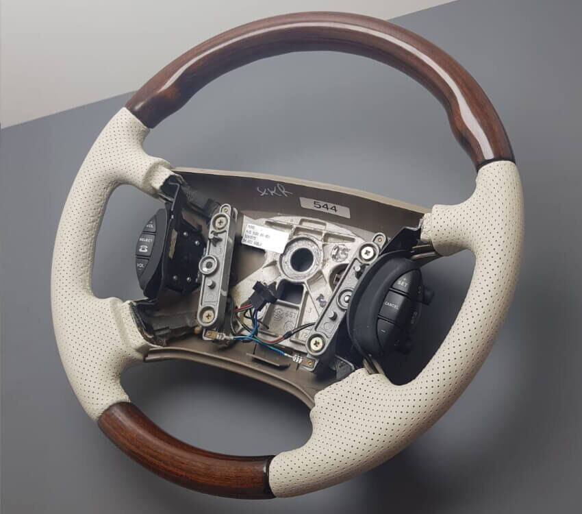 Wir beziehen jedes Lenkrad neu, originalgetreu oder individualisiert.