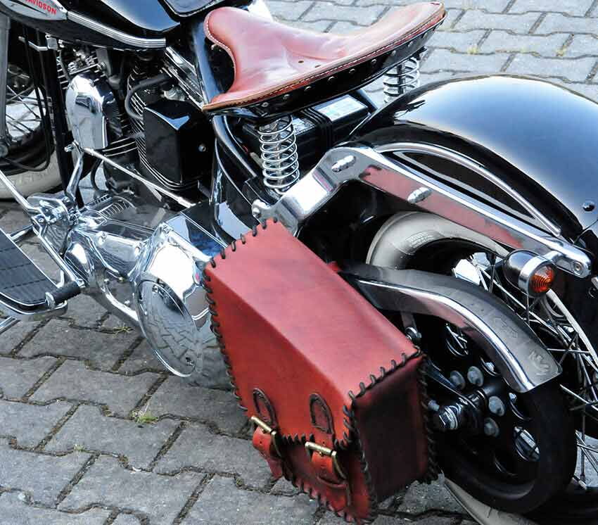autosattlerei-freier-motorradsattel-und-satteltasche-aus-patiniertem-gefaerbten-vollleder autosattlerei-freier-motorradsattel-und-satteltasche-aus-patiniertem-gefaerbten-vollleder
